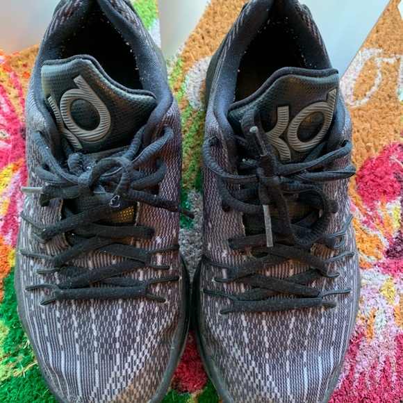 Nike Black Lebrons Size 4Y Unisex - Picture 6 of 9